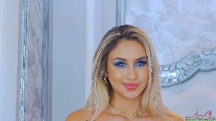 SamanthaDumont is a dominant and experienced webcam girl who loves to please her clients in a