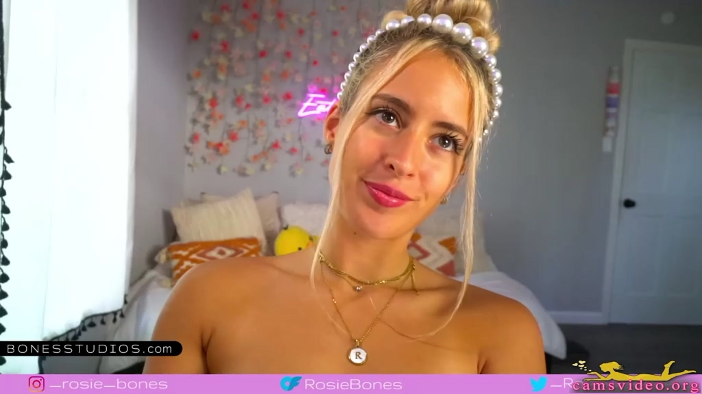 Blonde webcam girl nickname: "Rosiebones.